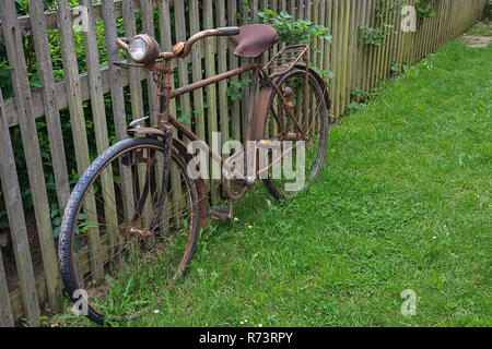 Alten rostigen Fahrrad Stockfoto