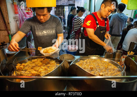 JIUFEN, TAIWAN - 6. NOVEMBER: Zwei Männer kochen stinky Tofu auf den Markt von Jiufen am 6. November 2018 in Jiufen, Taiawan. Stockfoto