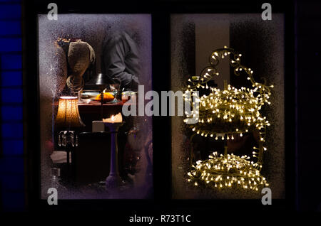 Weihnachten Frosty Fenster mit Kerze, Leuchte, Leuchten, warme und gemütliche Atmosphäre Stockfoto