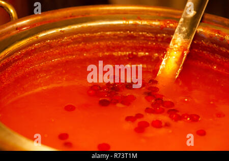 Hot cranberry jelly Drink in einem Topf Stockfoto