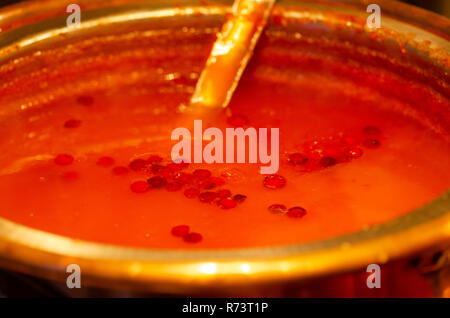 Hot cranberry jelly Drink in einem Topf Stockfoto