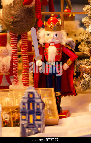 Weihnachtsmarkt, traditionelle Weihnachten Nussknacker figurine Ornament. Holz Nussknacker, Könige, Soldaten und Gendarmen Stockfoto