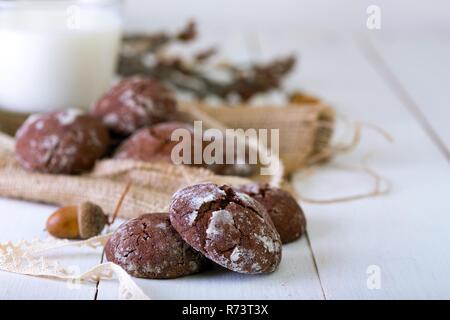 Schokolade Cookies auf ein weißes Holz- Hintergrund Stockfoto