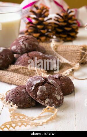 Schokolade Cookies auf ein weißes Holz- Hintergrund Stockfoto