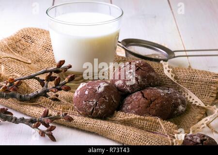 Schokolade Cookies auf ein weißes Holz- Hintergrund Stockfoto