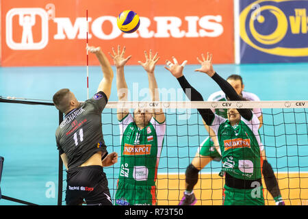 Thessaloniki, Griechenland - Dezember 5, 2018: Das team Spieler in Aktion während der CEV Volleyball Cup Spiel zwischen Paok vs Indykpol AZS Olsztyn bei PAOK Sp Stockfoto