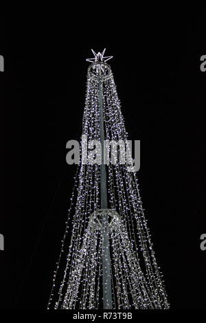 Weihnachten Leuchten in der Form eines Weihnachtsbaumes in der Nacht als Feier des bevorstehenden Weihnachten Urlaub. Stockfoto