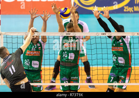 Thessaloniki, Griechenland - Dezember 5, 2018: Das team Spieler in Aktion während der CEV Volleyball Cup Spiel zwischen Paok vs Indykpol AZS Olsztyn bei PAOK Sp Stockfoto