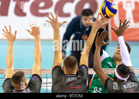 Thessaloniki, Griechenland - Dezember 5, 2018: Das team Spieler in Aktion während der CEV Volleyball Cup Spiel zwischen Paok vs Indykpol AZS Olsztyn bei PAOK Sp Stockfoto