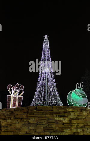 Weihnachten Leuchten in der Form eines Weihnachtsbaumes in der Nacht als Feier des bevorstehenden Weihnachten Urlaub. Stockfoto