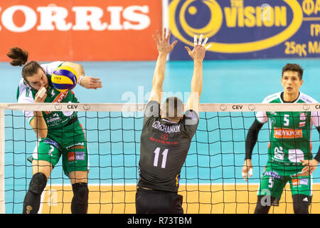 Thessaloniki, Griechenland - Dezember 5, 2018: Das team Spieler in Aktion während der CEV Volleyball Cup Spiel zwischen Paok vs Indykpol AZS Olsztyn bei PAOK Sp Stockfoto