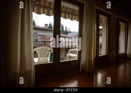 Blick aus dem Fenster in der kleinen Stadt von Tremosine, Italien. Stockfoto