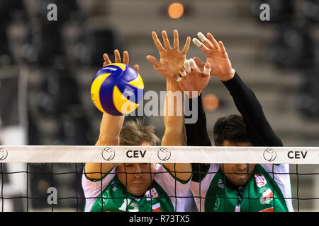 Thessaloniki, Griechenland - Dezember 5, 2018: Nahaufnahme von Händen und Kugel während der CEV Volleyball Cup Spiel zwischen Paok vs Indykpol AZS Olsztyn bei PAOK Spo Stockfoto