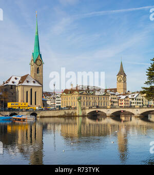 Der Limmat und Gebäude des historischen Teils der Stadt Zürich im Winter. Zürich ist die größte Stadt der Schweiz und die Hauptstadt des Stockfoto