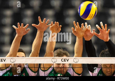 Thessaloniki, Griechenland - Dezember 5, 2018: Nahaufnahme von Händen und Kugel während der CEV Volleyball Cup Spiel zwischen Paok vs Indykpol AZS Olsztyn bei PAOK Spo Stockfoto