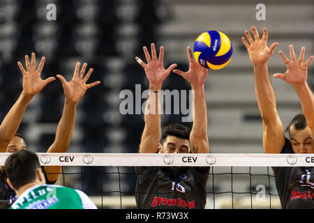 Thessaloniki, Griechenland - Dezember 5, 2018: Nahaufnahme von Händen und Kugel während der CEV Volleyball Cup Spiel zwischen Paok vs Indykpol AZS Olsztyn bei PAOK Spo Stockfoto