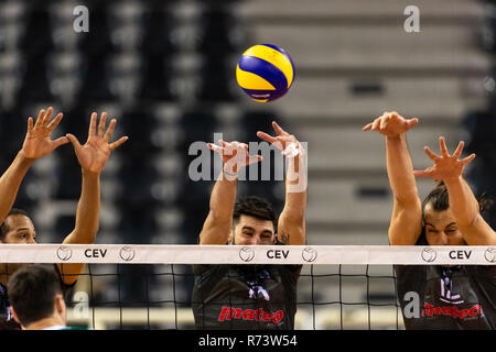 Thessaloniki, Griechenland - Dezember 5, 2018: Nahaufnahme von Händen und Kugel während der CEV Volleyball Cup Spiel zwischen Paok vs Indykpol AZS Olsztyn bei PAOK Spo Stockfoto