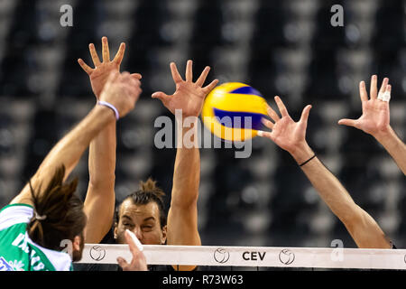 Thessaloniki, Griechenland - Dezember 5, 2018: Nahaufnahme von Händen und Kugel während der CEV Volleyball Cup Spiel zwischen Paok vs Indykpol AZS Olsztyn bei PAOK Spo Stockfoto