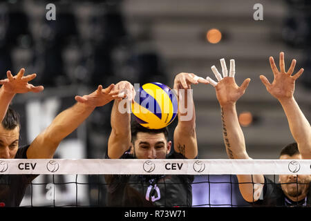 Thessaloniki, Griechenland - Dezember 5, 2018: Nahaufnahme von Händen und Kugel während der CEV Volleyball Cup Spiel zwischen Paok vs Indykpol AZS Olsztyn bei PAOK Spo Stockfoto