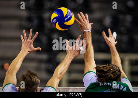 Thessaloniki, Griechenland - Dezember 5, 2018: Nahaufnahme von Händen und Kugel während der CEV Volleyball Cup Spiel zwischen Paok vs Indykpol AZS Olsztyn bei PAOK Spo Stockfoto