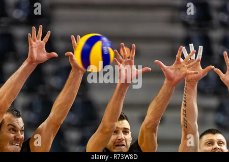 Thessaloniki, Griechenland - Dezember 5, 2018: Nahaufnahme von Händen und Kugel während der CEV Volleyball Cup Spiel zwischen Paok vs Indykpol AZS Olsztyn bei PAOK Spo Stockfoto