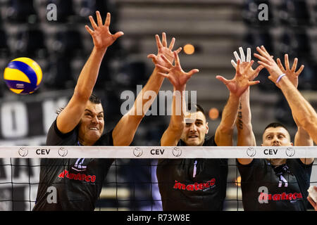 Thessaloniki, Griechenland - Dezember 5, 2018: Nahaufnahme von Händen und Kugel während der CEV Volleyball Cup Spiel zwischen Paok vs Indykpol AZS Olsztyn bei PAOK Spo Stockfoto