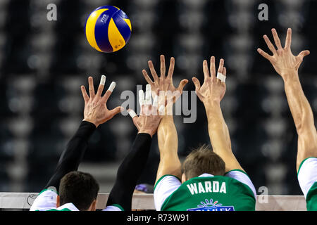 Thessaloniki, Griechenland - Dezember 5, 2018: Nahaufnahme von Händen und Kugel während der CEV Volleyball Cup Spiel zwischen Paok vs Indykpol AZS Olsztyn bei PAOK Spo Stockfoto