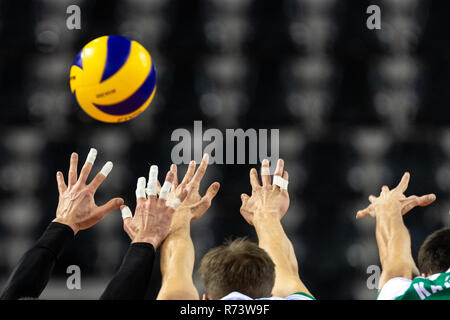 Thessaloniki, Griechenland - Dezember 5, 2018: Nahaufnahme von Händen und Kugel während der CEV Volleyball Cup Spiel zwischen Paok vs Indykpol AZS Olsztyn bei PAOK Spo Stockfoto