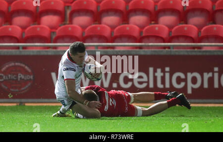 Jakob Stockdale kerben Ulster's erster Versuch bei Heineken Champions Cup, Pool vier im Parc y, Llanelli Scarlets. Stockfoto