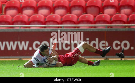 Jakob Stockdale kerben Ulster's erster Versuch bei Heineken Champions Cup, Pool vier im Parc y, Llanelli Scarlets. Stockfoto