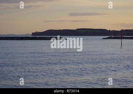 Blick Richtung Peak Hill und Ladram Bay in der Dämmerung auf der einen ruhigen Sommer Abend von Sidmouth. East Devon, Großbritannien. August, 2018. Stockfoto