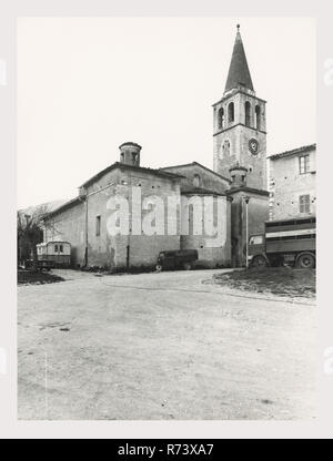 Umbrien Terni Ferentillo S. Maria, dies ist mein Italien, die italienische Land der visuellen Geschichte, Allgemeine Ansichten der Stadt und der Basilika Kirche mit ihren hohen, spitzen Campanile. Die Kirche hat eine schlichte Fassade. Innenraum hat etwas Spitzbögen und eine Holzdecke. Es gibt nur wenige Bilder. Ein großes Fresko stellt eine Reihe von weiblichen Märtyrer. Gemälde erscheinen vom späten Mittelalter bis Renaissance getan worden zu sein. Stockfoto