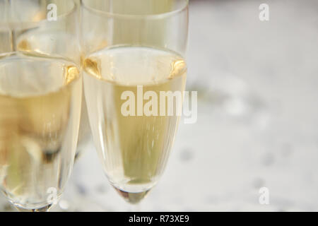 Champagner Gläser und die Flasche auf weißem Hintergrund Stockfoto