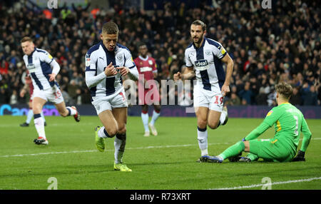 West Bromwich Albion Dwight Gayle feiert ersten Ziel seiner Seite des Spiels zählen während der Himmel Wette Championship Match in West Bromwich, West Bromwich. Stockfoto