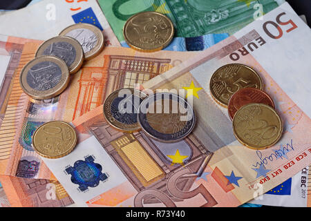 Eine Menge Geld mit Euro Banknoten und Münzen. Stockfoto