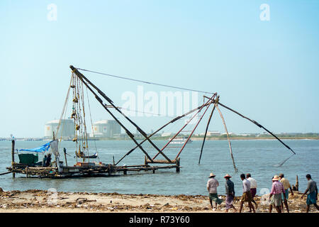 Traditionelle Chinesische Fischernetze, die heute noch gebräuchlich in der geschäftigen Hafenstadt Kochi, Indien. Stockfoto