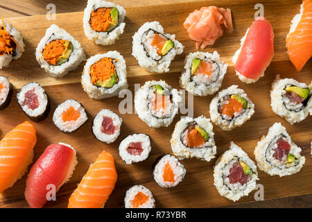 Hausgemachte riesige Sushi Platte mit Wasabi und Sojasauce Stockfoto