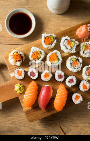 Hausgemachte riesige Sushi Platte mit Wasabi und Sojasauce Stockfoto