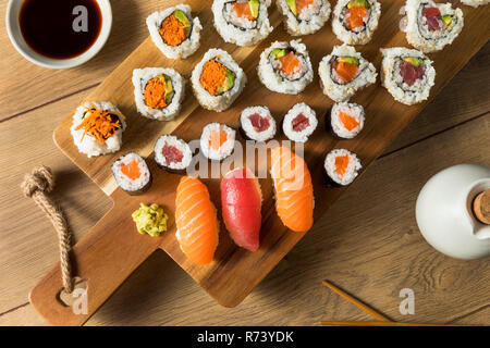 Hausgemachte riesige Sushi Platte mit Wasabi und Sojasauce Stockfoto