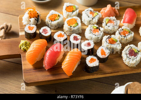 Hausgemachte riesige Sushi Platte mit Wasabi und Sojasauce Stockfoto