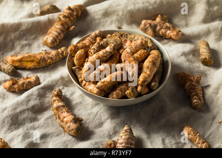 Raw Organic Orange Kurkuma Wurzel in eine Schüssel geben. Stockfoto