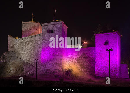 Bunte erste Lichter an iconic, alten Momcilov Grad Festung in Pirot nach der Rekonstruktion Stockfoto