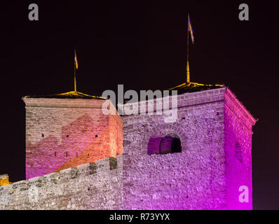 Bunte erste Lichter an iconic, alten Momcilov Grad Festung in Pirot nach der Rekonstruktion Stockfoto