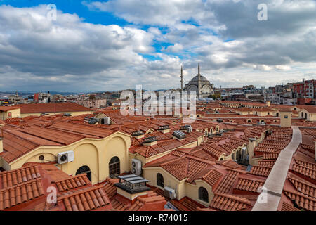 Dach der Große Basar und der Nuruosmaniye Moschee im Stadtteil Fatih Istanbul, Türkei Stockfoto