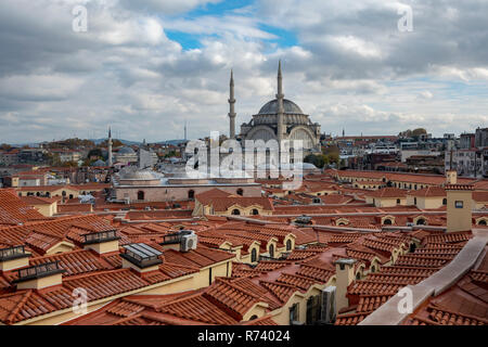 Dach der Große Basar und der Nuruosmaniye Moschee im Stadtteil Fatih Istanbul, Türkei Stockfoto