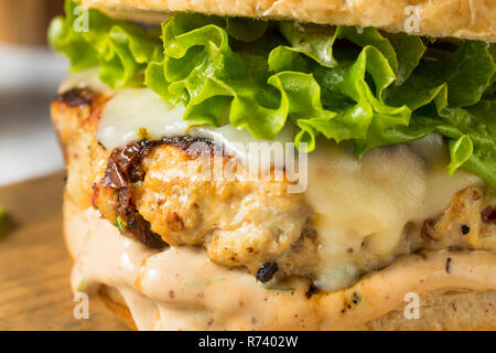 Pikante hausgemachte Chipotle Chicken Burger mit Salat Stockfoto