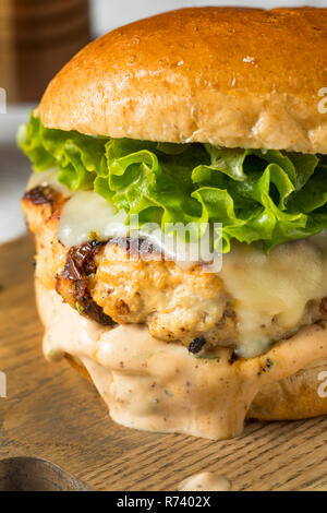 Pikante hausgemachte Chipotle Chicken Burger mit Salat Stockfoto