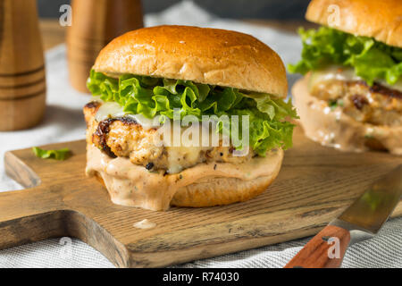 Pikante hausgemachte Chipotle Chicken Burger mit Salat Stockfoto