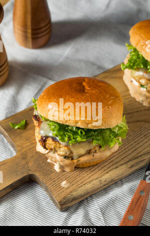 Pikante hausgemachte Chipotle Chicken Burger mit Salat Stockfoto