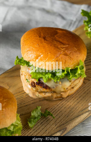 Pikante hausgemachte Chipotle Chicken Burger mit Salat Stockfoto